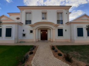 Gale 3 storey Villa really on the Beach
